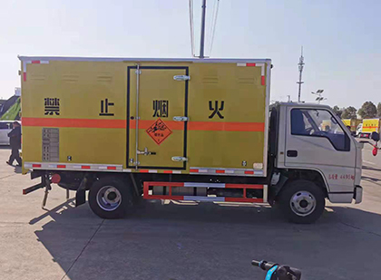 申扎爆破器材运输车工人安全操作规范与智能技术保障